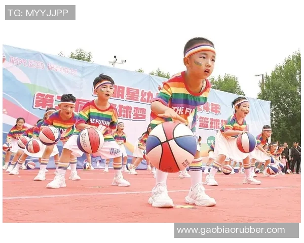 六一儿童节快乐篮球小班活动邀请小朋友们一起欢享运动乐趣与友谊成长