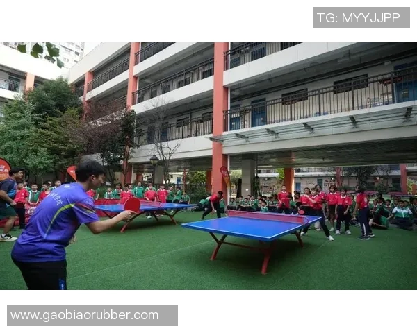 同学们在操场上踢足球的欢声笑语与团结合作的精神展现